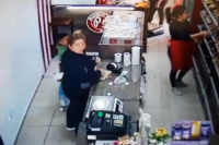 VIDEO: Fue a comprar facturas y, mientras la atendían, se robó el frasco de propinas