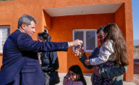 Uñac entregó más de 50 viviendas en dos nuevos barrios de Albardón