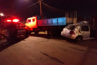 Chocaron contra un camión estacionado: Padre murió en el acto y su hijo está grave
