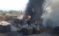 Grave incendio en un desarmadero: varias dotaciones de bomberos intentar sofocar el fuego