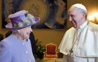 El papa Francisco lamentó la muerte de la reina Isabel II: recordó su “servicio incansable por el bien”
