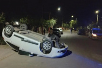 Una mujer resultó ilesa tras volcar con su auto en Chimbas