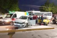 Violenta colisión en Capital: dos autos chocaron en un transitado cruce
