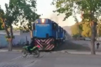 Impactante video: tren casi arrolla a un motociclista en Caucete