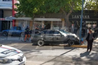 Dos autos chocaron en plena Diagonal y uno terminó contra un poste de luz