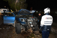 Destruyó su camioneta al chocar contra un árbol en Chimbas