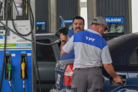 Vuelve a aumentar la nafta: YPF subió un 4% el precio del combustible