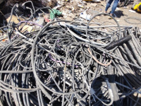 Cayó una chacarita ilegal: tenían una inmensa cantidad de cables robados