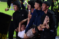 Tragedia en el fútbol de Indonesia: al menos 125 muertos por disturbios en un estadio