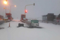 En medio de largas filas, cierran el paso Cristo Redentor por nevadas