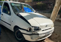 Un hombre murió tras chocar con otro auto e impactar contra un árbol