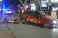 Violento choque entre una moto y un auto en plena Av. Libertador