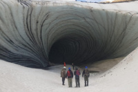 Video: un turista murió aplastado por un trozo de hielo en una cueva de Ushuaia