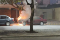 Un auto ardió en pleno centro sanjuanino