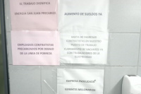 “Energías San Juan precariza”: Con carteles empleados piden aumento de sueldo