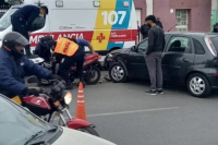 Una motociclista terminó con lesiones y fracturas tras chocar contra un auto