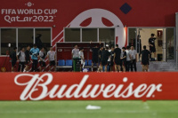 Qué hará Budweiser con las cervezas que le prohibieron vender en los estadios de Qatar 2022