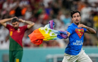 Máxima tensión en Qatar: un hincha se metió a la cancha con una bandera LGBT 