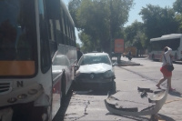 Otra vez: Auto y colectivo protagonizaron un violento choque en Av. Libertador
