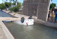 Tremendo vuelco en Chimbas: Un hombre perdió el control de su auto y terminó en el canal
