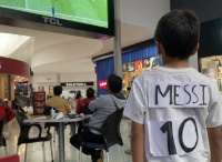 La historia del niño que se hizo la camiseta de Messi con papel y ahora va a cumplir su sueño