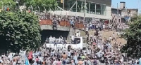 Dos hinchas se arrojaron desde un puente al micro de la Selección: uno cayó al vacío