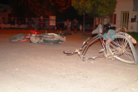 Dos heridos tras un fuerte choque entre una moto y una bicicleta