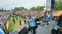 Una multitud de fanáticos sanjuaninos espera por la Copa del Mundo