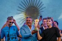 Hinchas sanjuaninos deliraron con la Copa del Mundo y la presencia de uno de los campeones 