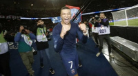 Sin Messi y con Neymar expulsado, Mbappé rescató al PSG