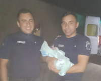 Una mujer embarazada de Albardón fue auxiliada por dos policías para dar a luz a su bebe
