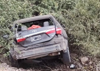 Un hombre perdió el control de su auto y cayó por un barranco de 70 metros