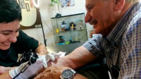 A los 86 años, un abuelo cumplió su promesa y se hizo un tatuaje en honor a Messi