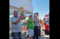 Con la Copa del Mundo en la playa, Chiqui Tapia aseguró que Scaloni va a seguir en la Selección 