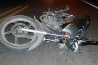 Un joven motociclista falleció en un fuerte choque con un remís