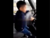Viral: la imprudencia de un padre que filmó a su hijo de 7 años manejando en plena autopista