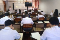 Polémica medida en escuelas de Buenos Aires: alumnos de primaria y secundaria no podrán usar el celular en clase