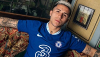 Enzo Fernández posó por primera vez con la camiseta del Chelsea 
