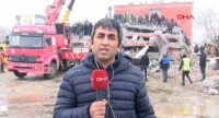 El momento en que el segundo terremoto en Turquía sorprende a un cronista en vivo y desata el pánico