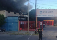 Terrible incendio en Capital: el depósito de un reconocido local quedó bajo el fuego