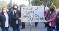Docentes autoconvocados marchan mientras esperan la segunda oferta salarial del Gobierno
