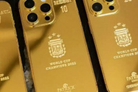 Messi compró 35 Iphone 14 con fundas de oro y se los regaló a sus compañeros de la Selección