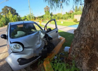 Perdió el control, se estrelló contra un árbol y terminó fracturada