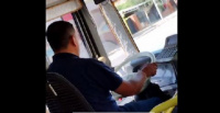 El indignante video de un chofer de la Red Tulum mirando el celular mientras conduce