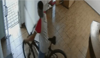  Aprovechó que dejaron la puerta abierta en una radio y se robó una bicicleta