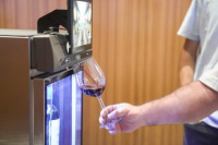 San Juan busca impulsar el consumo de vino en copa: una máquina te sirve directamente desde la botella