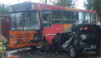 Una mujer perdió el control de su auto y murió tras chocar contra un colectivo lleno de pasajeros