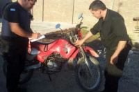 Le robaron la moto en la puerta de su casa en Villa del Carril