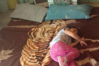 Sufrieron un incendio y ahora duermen en el piso: cómo sigue adelante una pequeña familia de Albardón