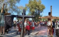Continúan las celebraciones del Viernes Santo: niños recrearon la Pasión de Cristo en la plaza de Trinidad